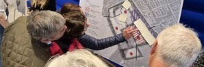 mensen bekijken schets op papier