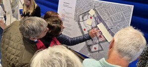 mensen bekijken een schets op papier