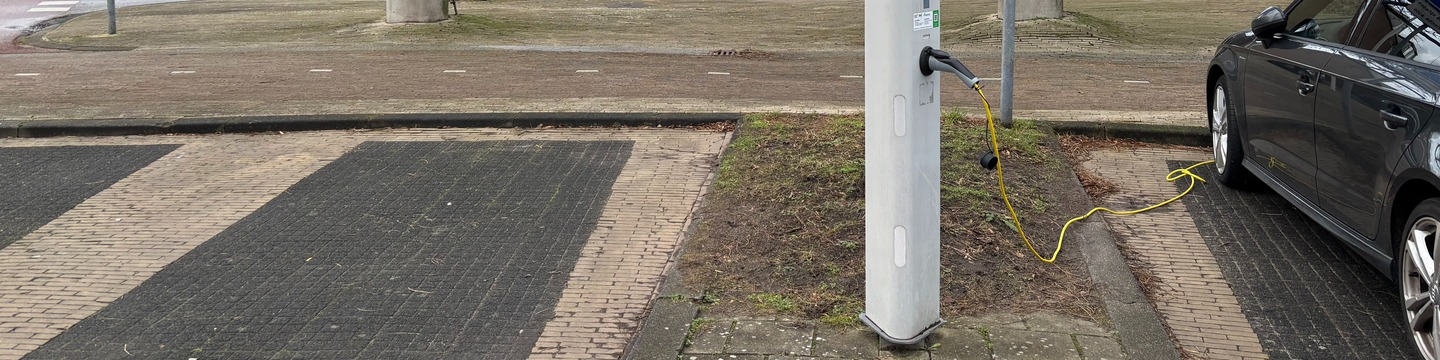 Auto aan elektrische laadpaal