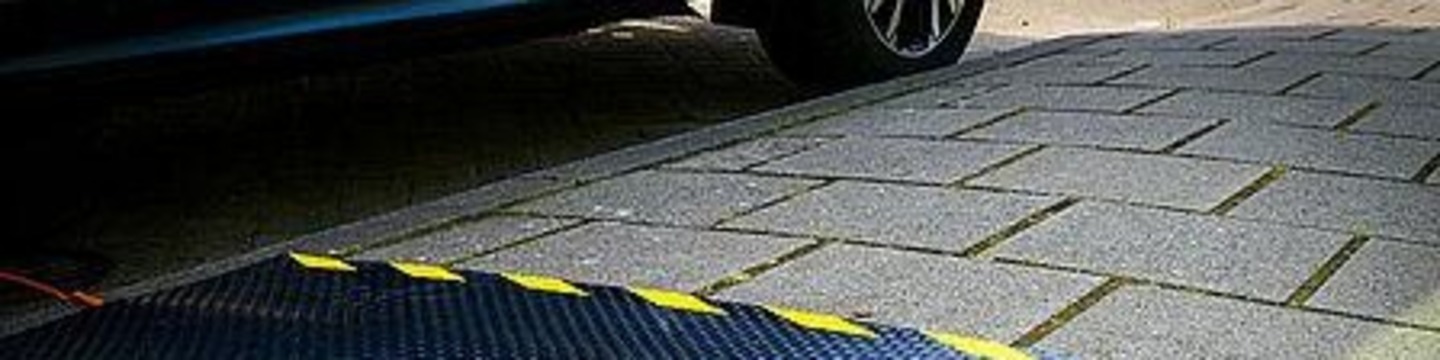 kabelmat op stoep bij auto