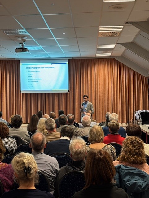 Zaal met bezoekers informatiebijeenkomst