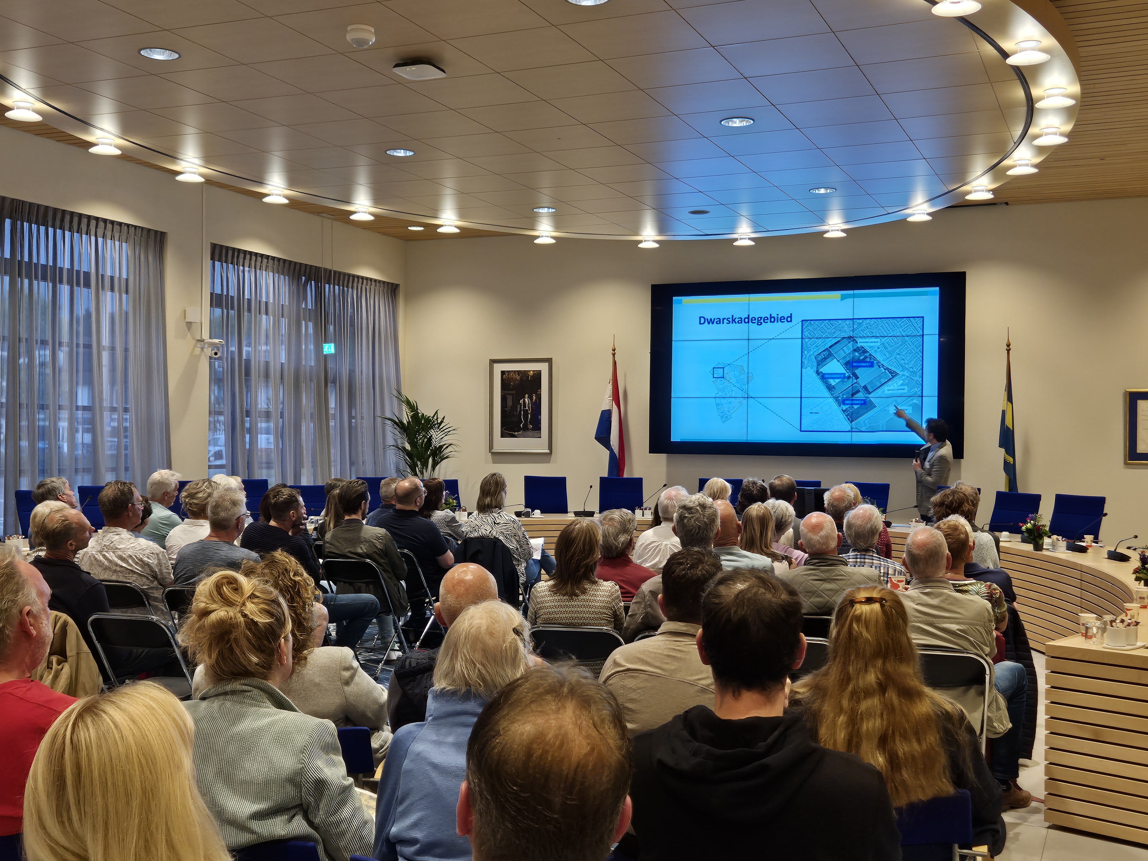 Omwonenden van Dwarskadegebied in de raadzaal