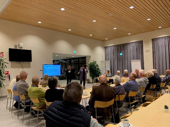 De deelnemers van de themabijeenkomst zitten in de zaal en krijgen uitleg.